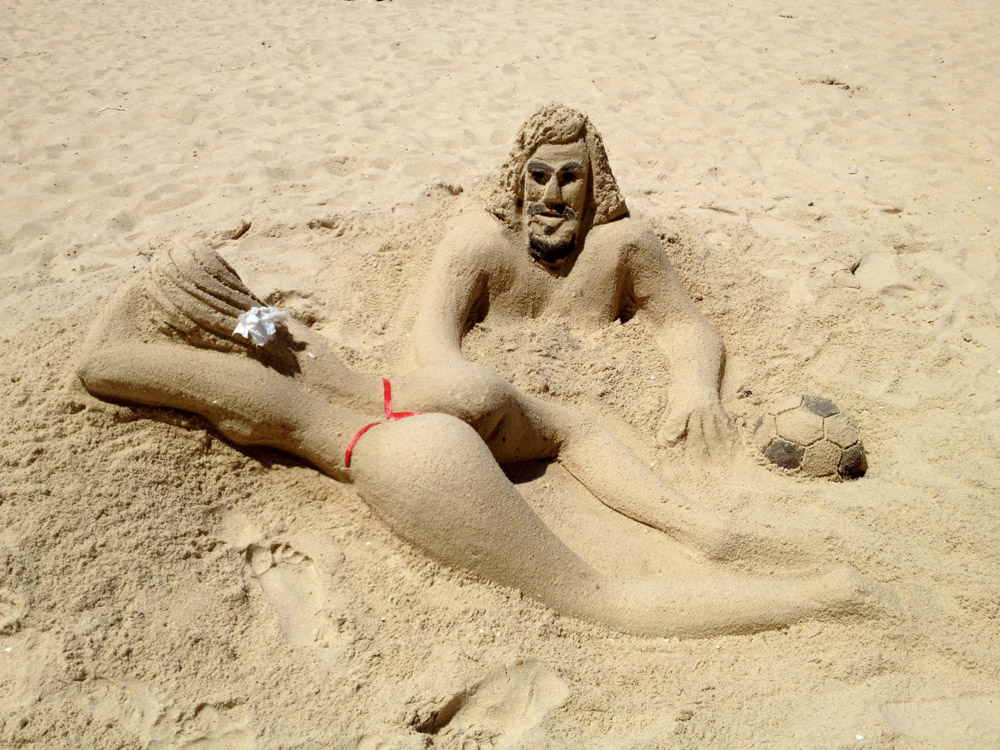 Escultura de areia na praia