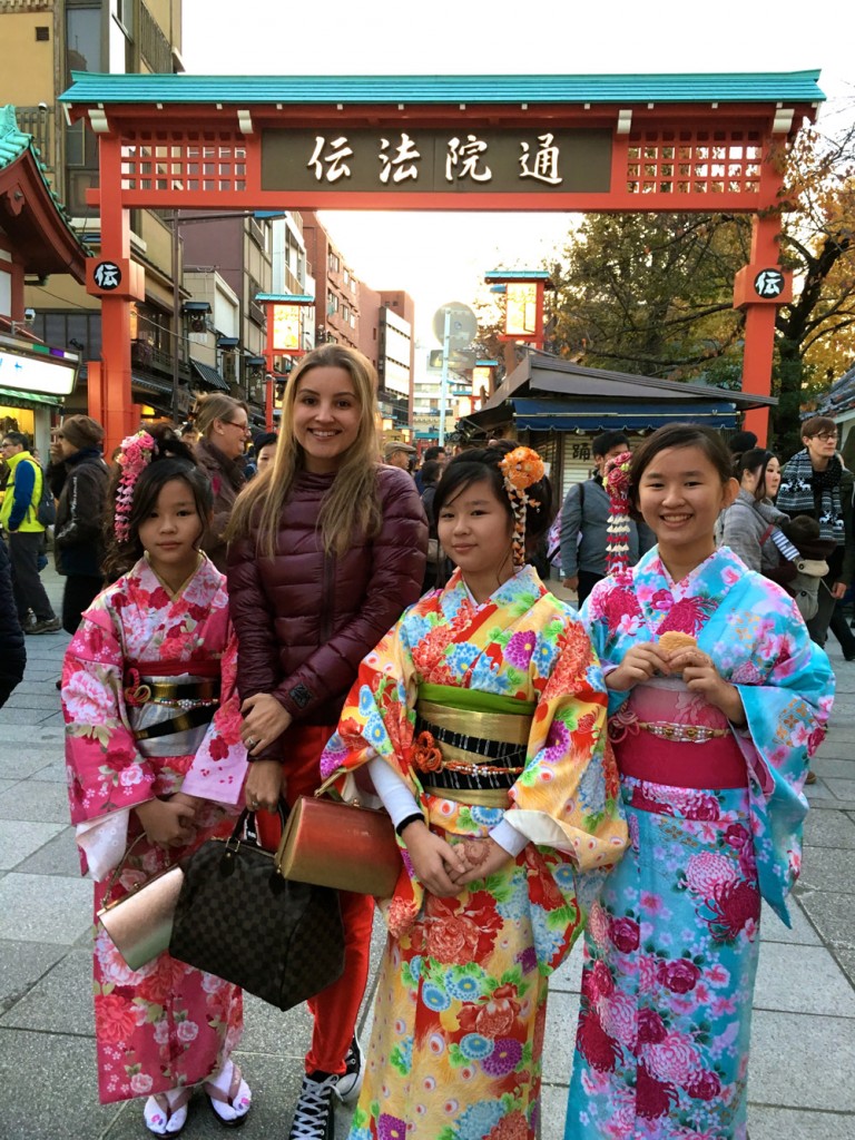 Japonesas usando os tradicionais kimonos